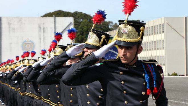 Cadetes do CFO passam em continência a Bandeira.