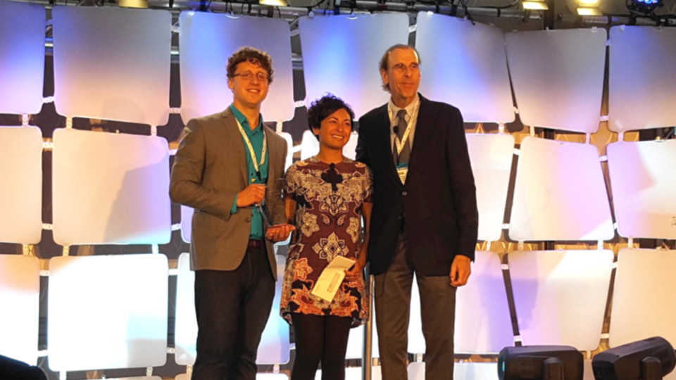Eric Vallabh Minikel e Sonia Vallabh recebem o prêmio Research Models in Drug Discovery, em Boston, em setembro de 2017 | Reprodução/ Prion Alliance