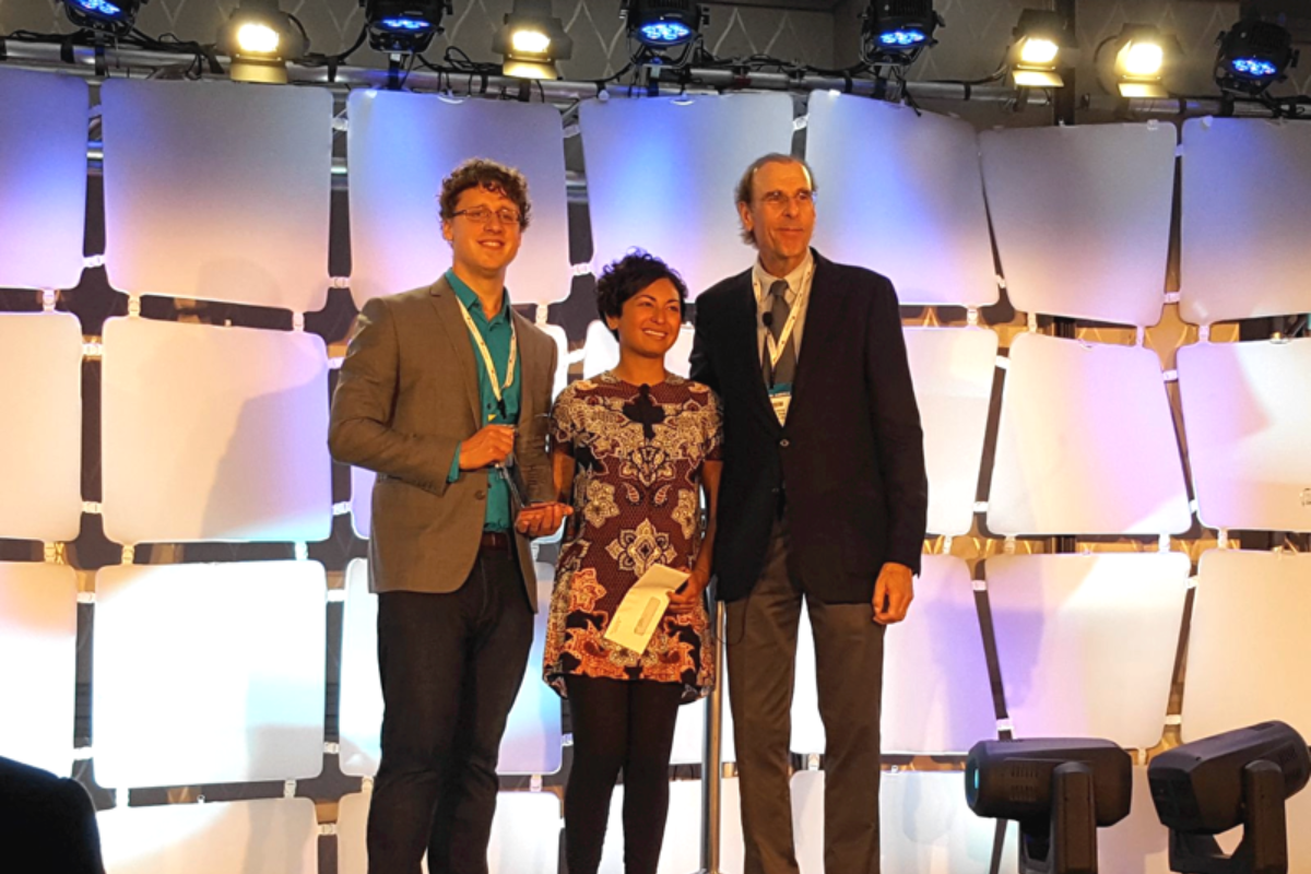 Eric Vallabh Minikel e Sonia Vallabh recebem o prêmio Research Models in Drug Discovery, em Boston, em setembro de 2017 | Reprodução/ Prion Alliance