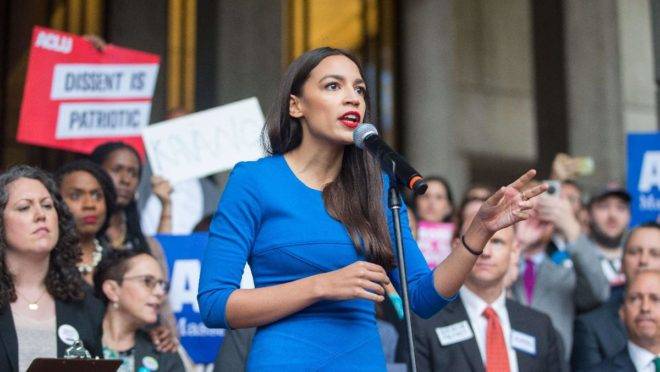 Mais de quarenta democratas que concorreram a um cargo nas eleições legislativas de novembro se declararam orgulhosamente “socialistas”, incluindo a carinha nova do partido, Alexandria Ocasio-Cortez | Scott Eisen/AFP