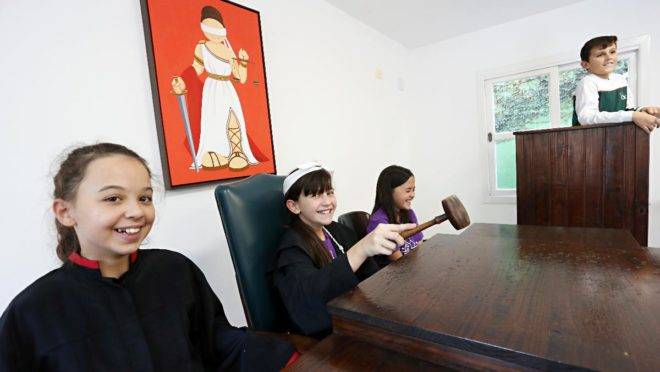 A Cidade Mirim do Opet, construída no pátio da escola, escolhe 15 políticos nas eleições: prefeito, vice-prefeito e 13 vereadores | Albari Rosa/Gazeta do Povo