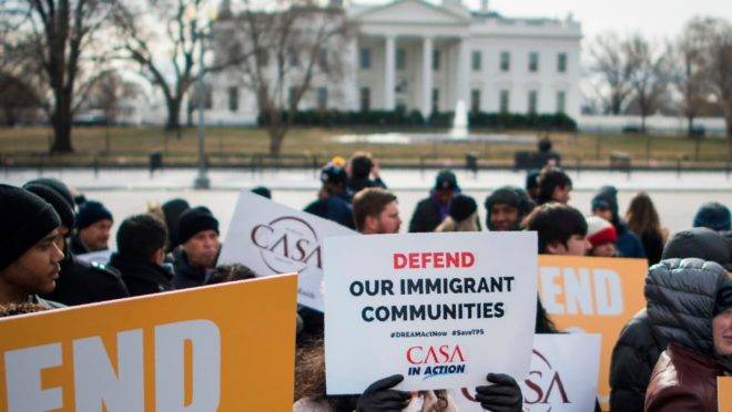 Imigrantes e ativistas protestam próximo à Casa Branca e erguem cartazes com frases como: “Defenda nossas comunidades de imigrantes” | ANDREW CABALLERO-REYNOLDS/AFP