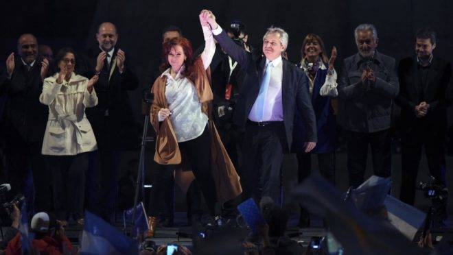 O candidato à presidência Alberto Fernández e a candidata à vice-presidência Cristina Kirchner, acenam a apoiadores durante comício de encerramento de campanha em Rosario, Santa Fé, 7 de agosto, antes das primárias de 11 de agosto de 2019