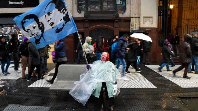 Manifestante argentina durante as primárias para presidente da República.