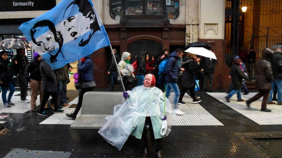 Manifestante argentina durante as primárias para presidente da República.