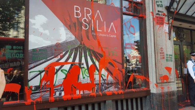 Protesto contra desmatamento da Amazônia na embaixada brasileira em Londres