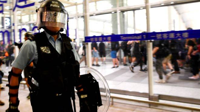 Policial faz segurança do aeroporto de Hong Kong após confronto com manifestantes