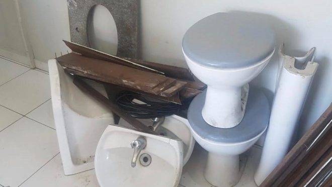 Privadas, janelas e portas foram roubadas do posto da Polícia Ambiental em Tunas.