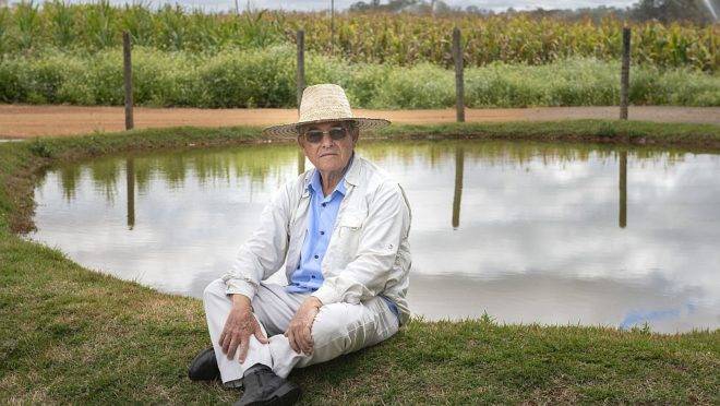 O pesquisador aposentado Luciano Cordoval de Barros, que foi homenageado com o Prêmio Fundação
Bunge 2019, posa ao lado de uma barraginha. Projeto que ajuda a evitar erosões e proporciona irrigação de solos semiáridos marcou a vida do agrônomo e lhe rendeu inúmeras premiações.
