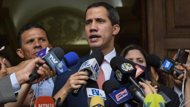 O presidente interino da Venezuela, Juan Guaidó, fala a jornalistas após sessão da Assembleia Nacional em Caracas, 13 de agosto de 2019