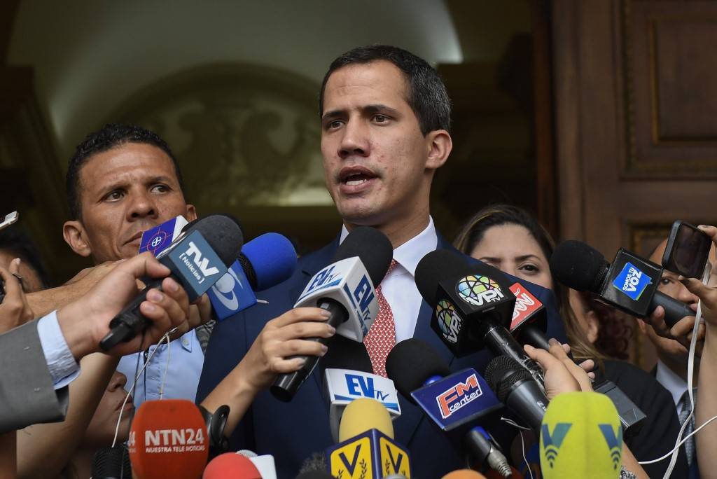 O presidente interino da Venezuela, Juan Guaidó, fala a jornalistas após sessão da Assembleia Nacional em Caracas, 13 de agosto de 2019