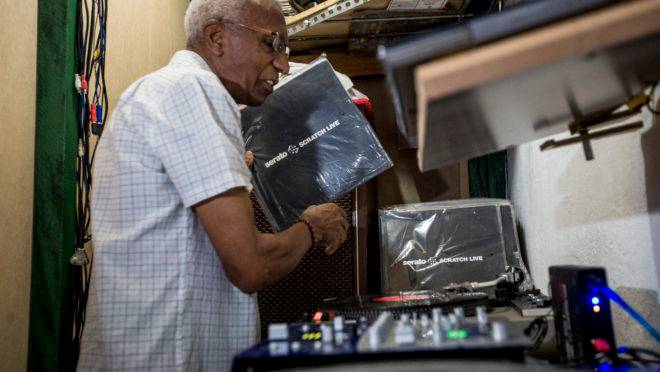 Osvaldo Pereira, o primeio DJ brasileiro estará em Curitiba neste sábado.