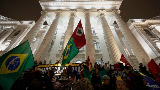 Ato em Curitiba contra bloqueios no orçamento da educação e contra a reforma da Previdência.