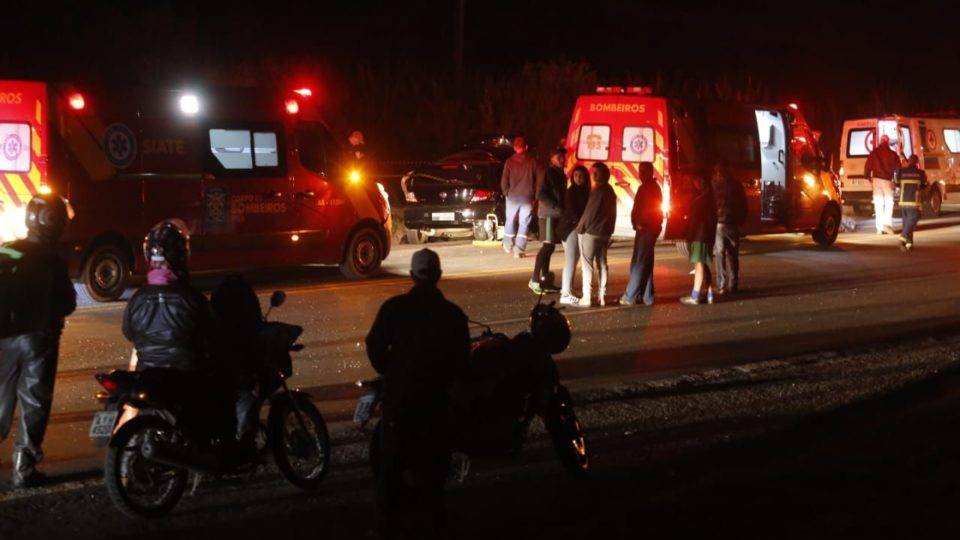 Três morrem e seis ficam feridos em colisão entre carro e ônibus na Rodovia dos Minérios Três morrem e seis ficam feridos em colisão entre carro e ônibus na Rodovia dos Minérios
