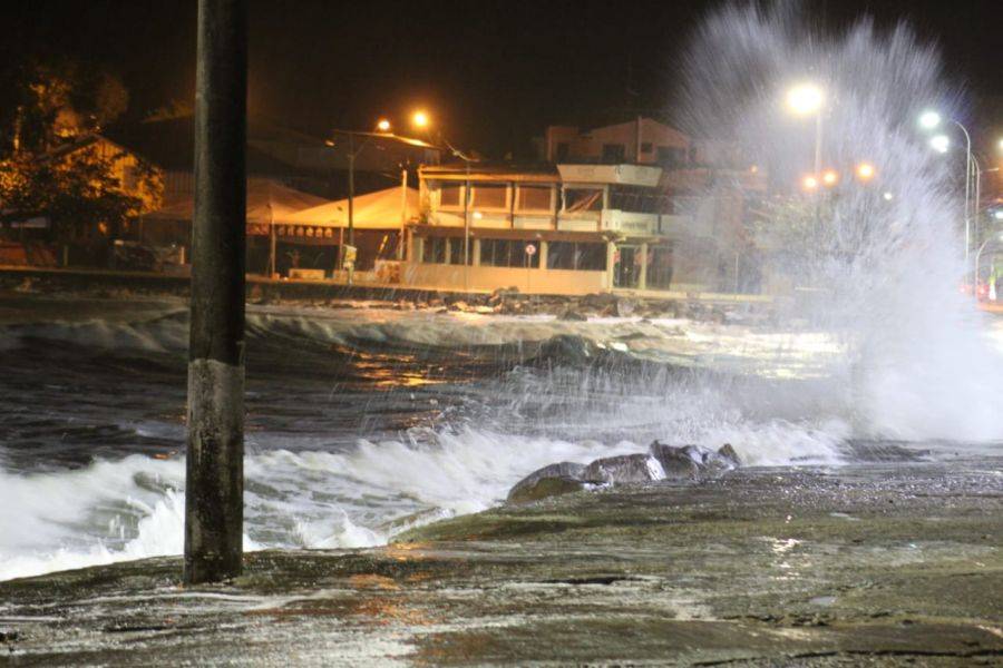 Ressaca fez com que o mar avançasse no calçadão de Matinhos na madrugada desta quarta.