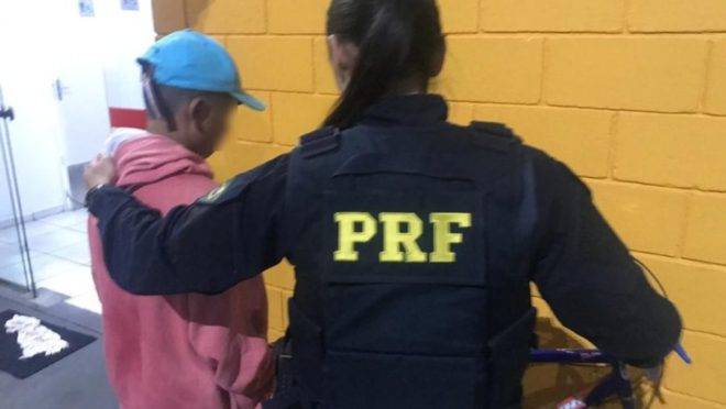 Funcionários da concessionária viram o menino sozinho na BR-116 e acionaram a PRF.