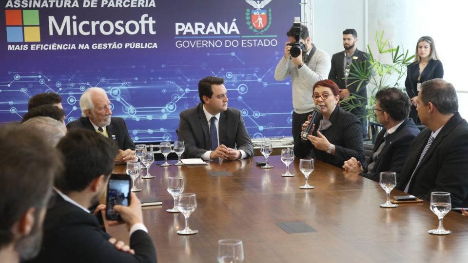 Parceria traz série de softwares da Microsoft para escolas estaduais do Paraná Presidente da Microsoft Brasil, Tania Cosentino, fala sobre a parceria com o governo do estado