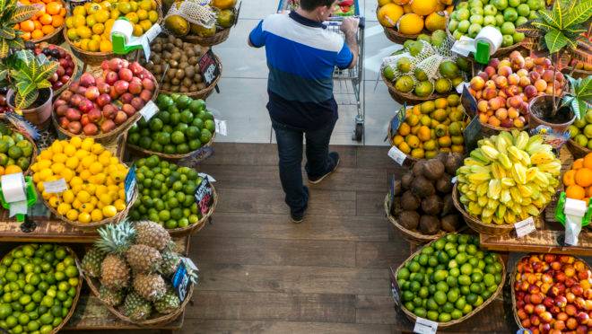 Sistema tributário atual prevê isenção de impostos federais para itens da cesta básica.