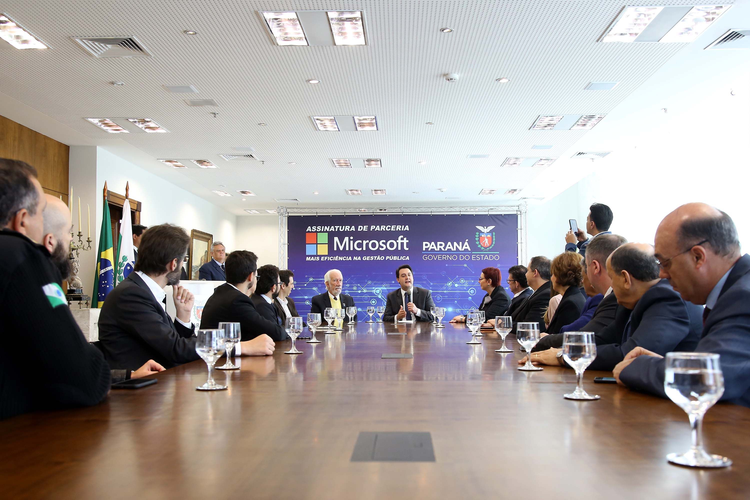 Ratinho Junior assina parceria com Microsoft