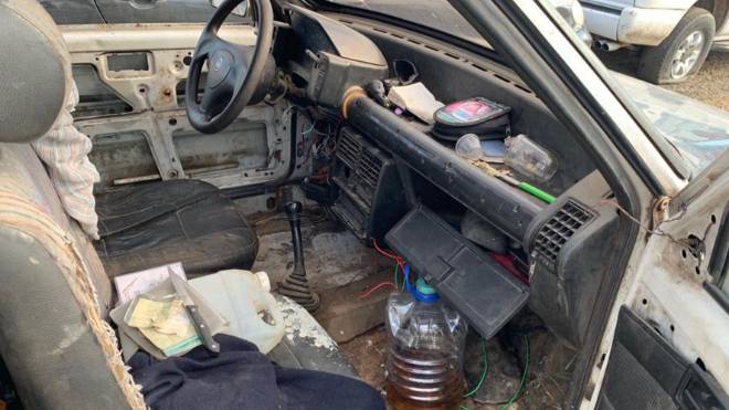 Fiat Uno apreendido usava um galão de água mineral como tanque de combustível.