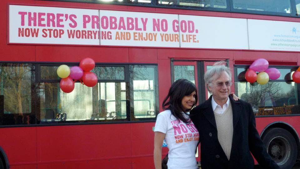Ariane Sherine e Richard Dawkins no lançamento da campanha do "ônibus ateísta", em Londres, em 2009.