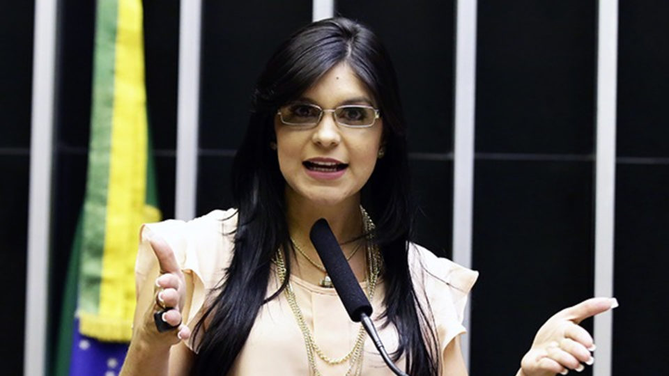 Dayane Pimentel aciona Conselho de Ética contra Eduardo Bolsonaro por ameaça A deputada Dayane Pimentel (PSL-BA) diz que está sendo ameaçada por Eduardo Bolsonaro nas redes sociais.