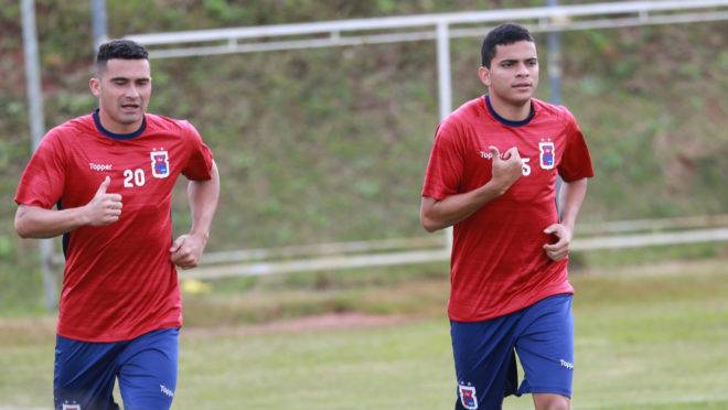 Bruno Rodrigues (à direita) volta ao time do Paraná após se recuperar de lesão
