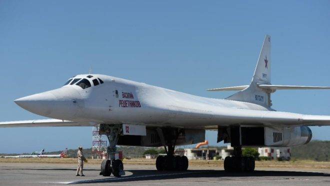 Um avião bombardeiro supersônico de longo alcance russo Tupolev TU-160 no Aeroporto de Maiquetía, Venezuela, em 10 de dezembro de 2018. Duas aeronaves similares foram levadas a uma região da Rússia próxima ao estado americano do Alasca