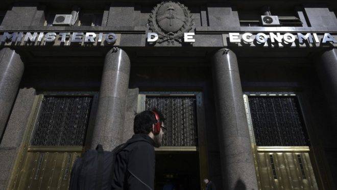 Ministério da Economia da Argentina, em Buenos Aires, 14 de agosto de 2019. O presidente Mauricio Macri anunciou aumento de salário e corte de impostos para melhorar o cenário econômico após vitória de seu rival esquerdista nas primárias no fim de semana
