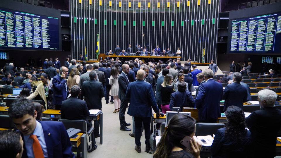Deputados se escondem na votação do abuso da autoridade, mas há como saber posição deles Plenário da Câmara durante a sessão que aprovou o projeto de lei do abuso da autoridade.