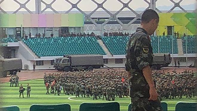 Milhares de militares chineses realizaram treinos em um estádio no sul da China