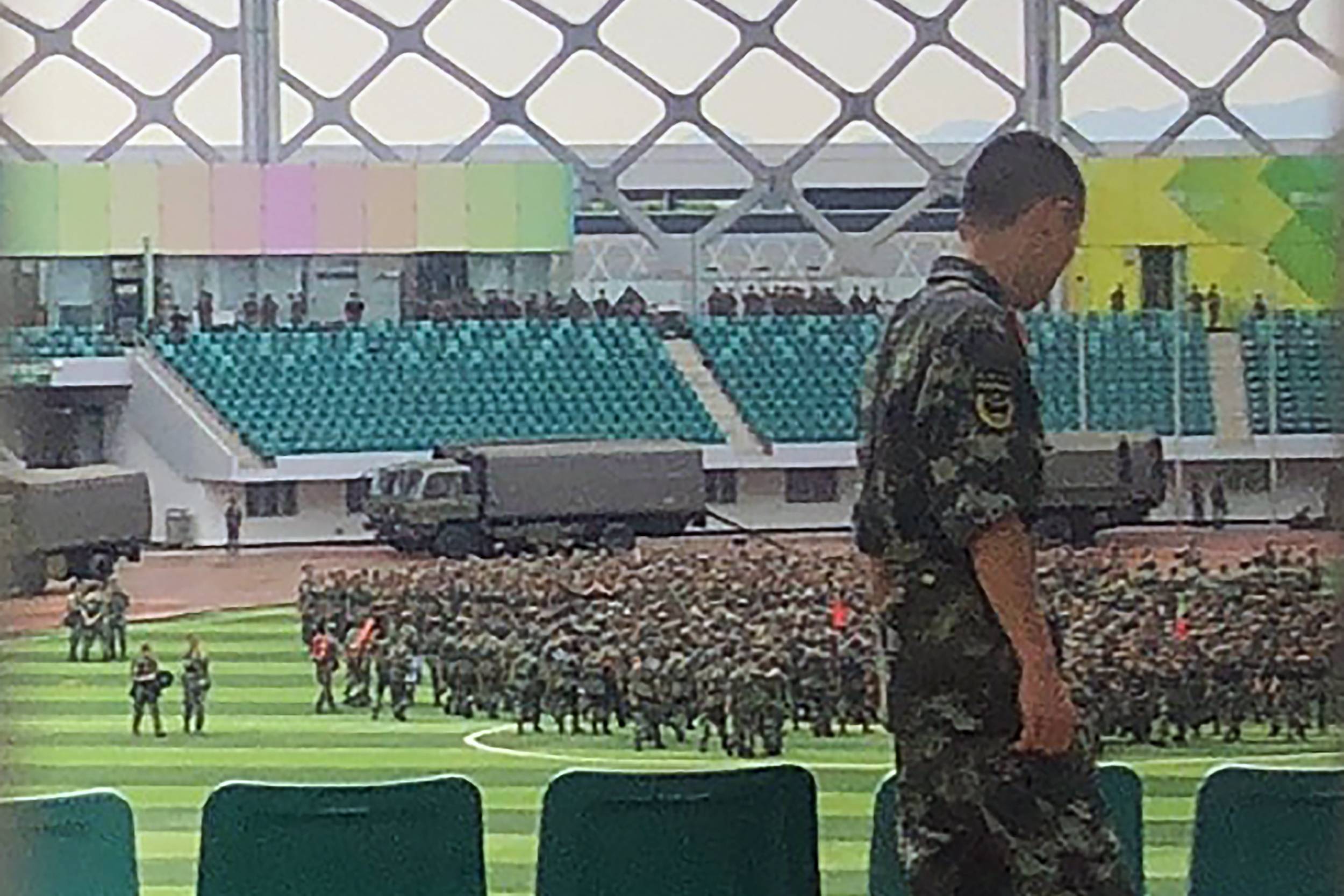 Milhares de militares chineses realizaram treinos em um estádio no sul da China