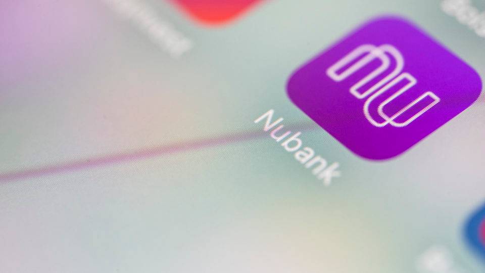 Após testes, Nubank libera saques e cartão de débito para clientes Após testes, Nubank libera saques e cartão de débito para clientes