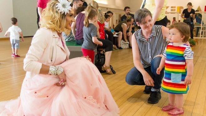 Hora da Drag Queen: nos principais centros urbanos dos Estados Unidos, drag queens leem contos para crianças em idade pré-escolar.