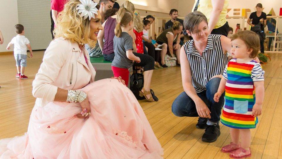 Como os grupos LGBTQ estão destruindo as normas e mudando a educação Hora da Drag Queen: nos principais centros urbanos dos Estados Unidos, drag queens leem contos para crianças em idade pré-escolar.