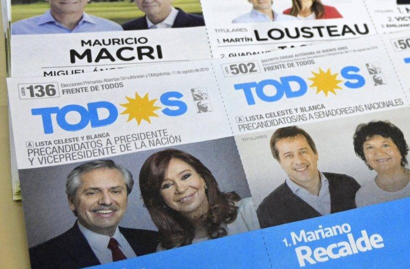 Cédulas de voto do partido Juntos por o Cambio (no alto), do presidente Mauricio Macri e seu companheiro de chapa Miguel Angel Pichetto, e do partido da oposição Frente de Todos, de Alberto Fernandez e sua companheira de chapa, a ex-presidente Cristina Fernández de Kirchner