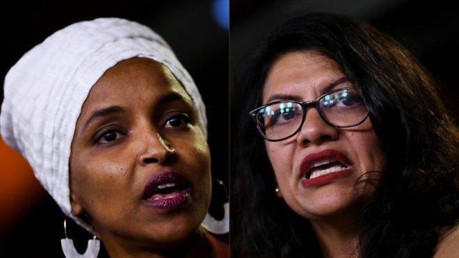 As deputadas americanas do Partido Democrata Ilhan Abdullahi Omar (à esquerda) e Rashida Tlaib