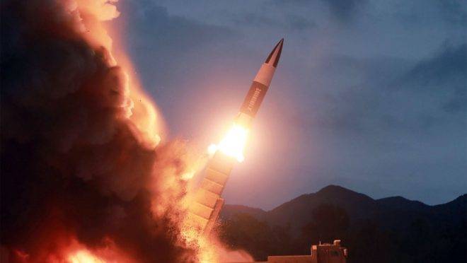 Foto divulgada pela agência de notícias estatal da Coreia do Norte KCNA, em 11 de agosto, mostra o teste de lançamento de uma nova arma em um local não revelado na Coreia do Norte