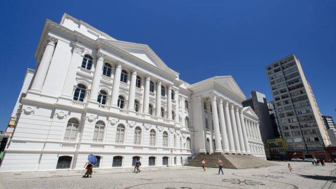 Os cargos oferecem vencimentos entre R$ 2.236,31 e R$ 9.600,92