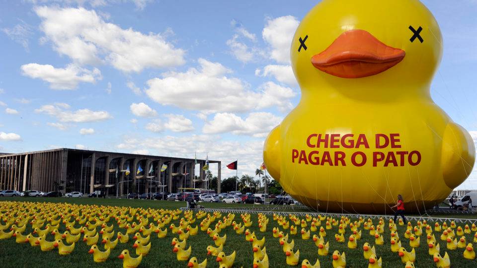 Reforma tributária vai diminuir a carga de impostos no Brasil? Movimento "Não vou pagar o pato" colocou patos infláveis em Brasília.