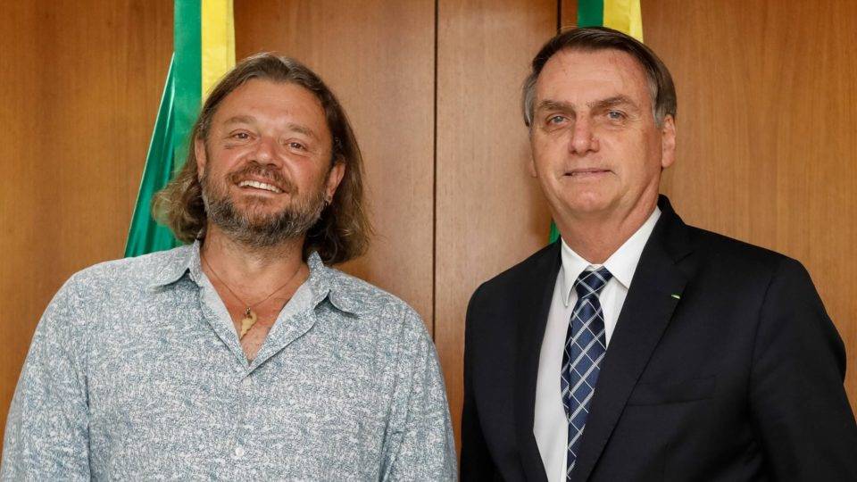 Quem é o “embaixador do ecoturismo” de Bolsonaro que já foi condenado por crime ambiental O presidente da República, Jair Bolsonaro, e o biólogo Richard Rasmussen.