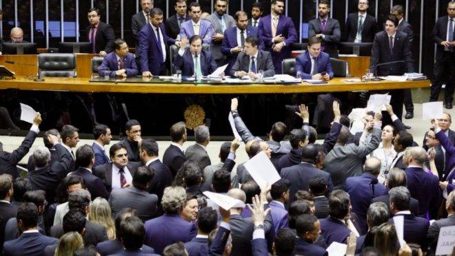 Votação por orientação partidária foi contestada por deputados.