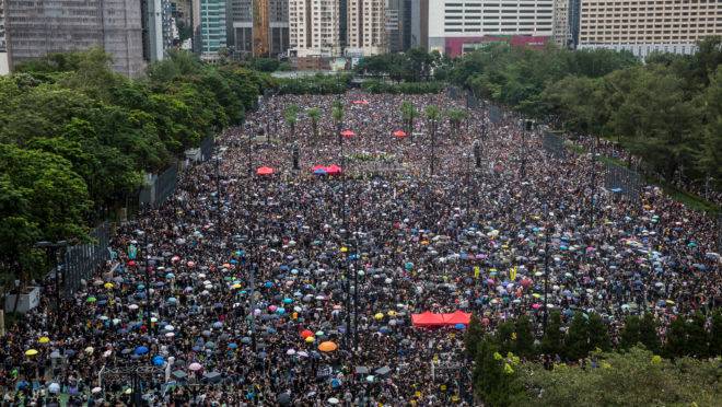 Multidão se reúne em praça de Hong Kong, neste domingo, 18 de agosto. Apesar do aumento da repressão por parte do Partido Comunista Chinês, os protestos não perdem fôlego.