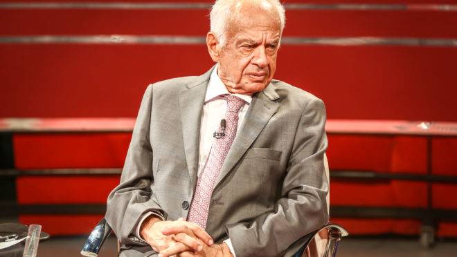 Em foto de 2017, Pedro Simon dá entrevista ao programa Frente a Frente, da TVE