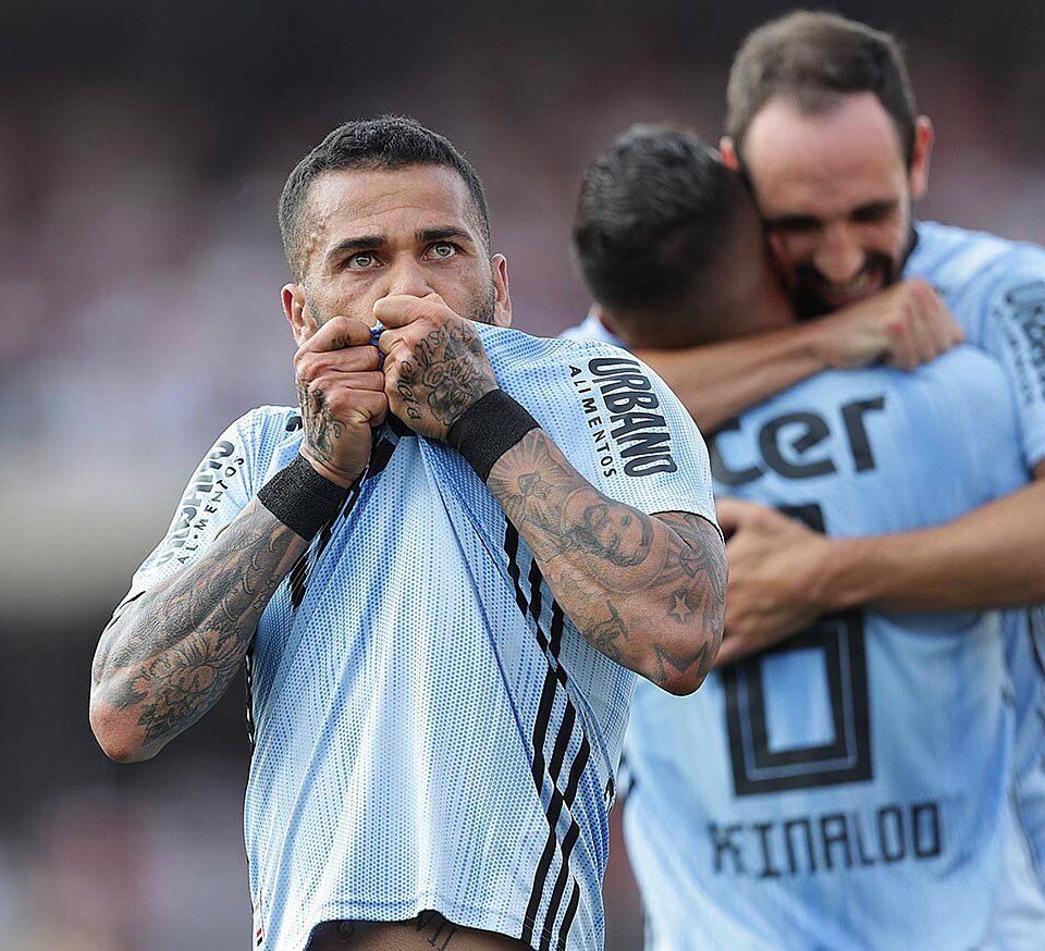 Daniel Alves estreou com a camisa dez e fez o gol da vitória do São Paulo sobre o Ceará, em novo jogo com polêmica do VAR. Foto: Paulo Pinto/São Paulo F.C Daniel Alves estreou com a camisa dez e fez o gol da vitória do São Paulo sobre o Ceará, em novo jogo com polêmica do VAR. Foto: Paulo Pinto/São Paulo F.C