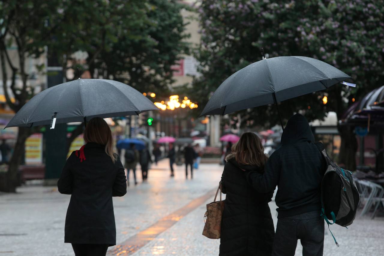 A semana começa com chuva em diversas cidades do Paraná.