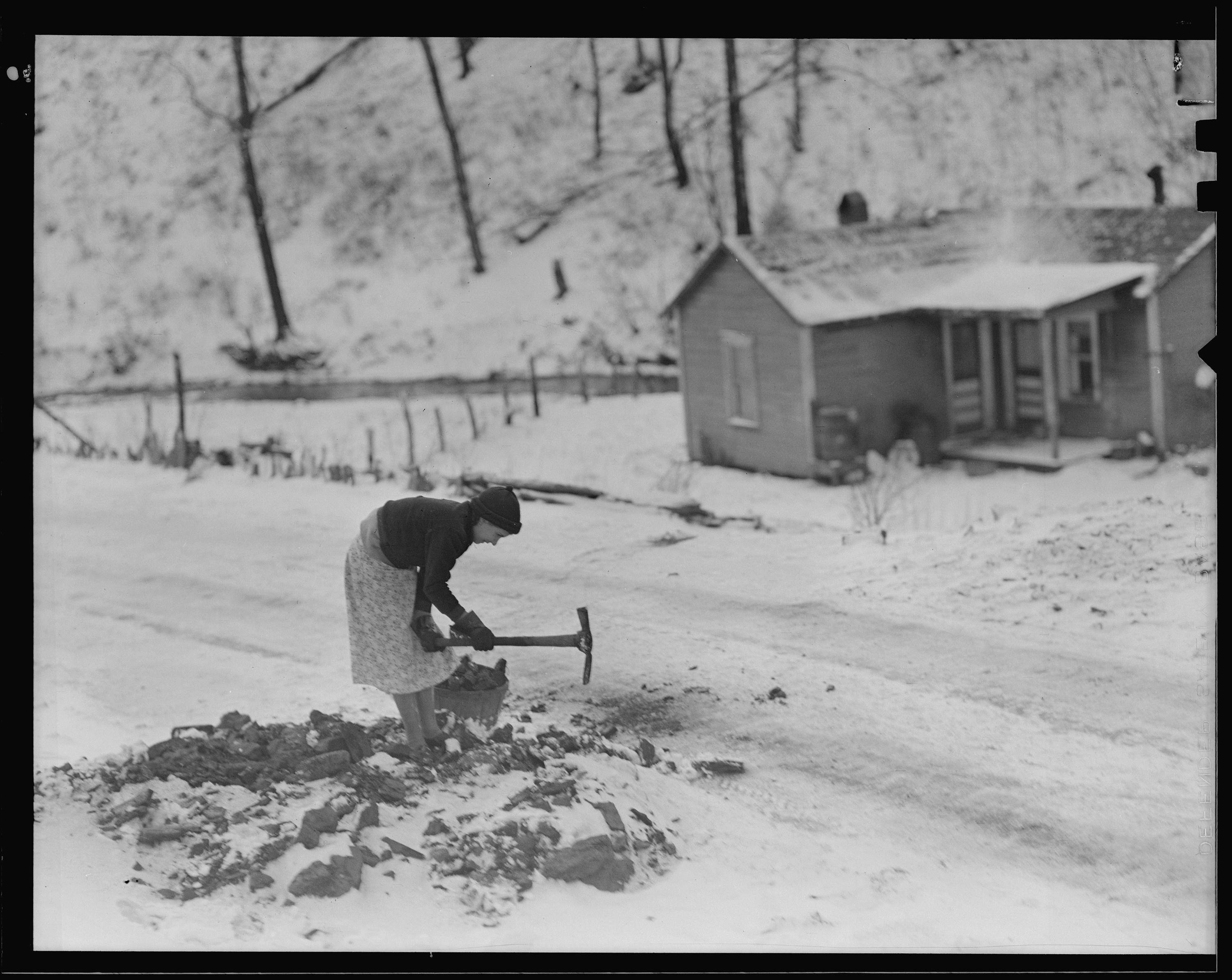 Mulher corta carvão em pedaços durante a Grande Recessão, em 1937. Foto Lewis Hine/U.S. National Archives Mulher corta carvão em pedaços durante a Grande Recessão, em 1937. Foto Lewis Hine/U.S. National Archives