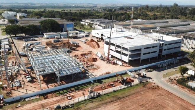 Prédios da Embraer em construção, em São José dos Campos