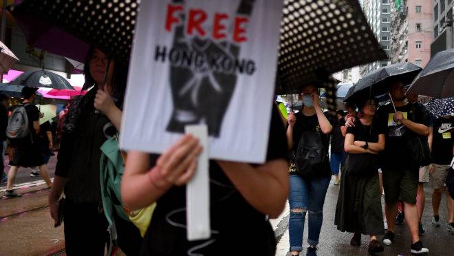 Manifestantes em um protesto em Hong Kong em 18 de agosto