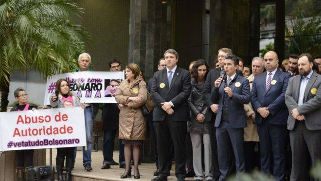Juízes, procuradores e policiais fizeram ato público, em Curitiba, contra o projeto de lei de abuso de autoridade.